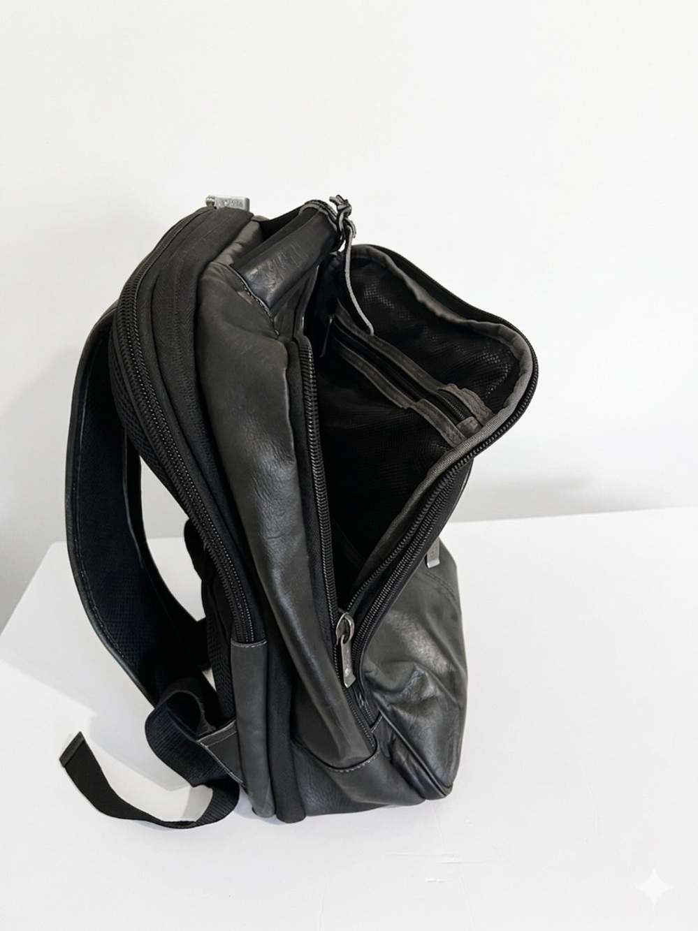 Kenneth Cole Reaction Black Leather Business Backpack - Picture 4 of 6